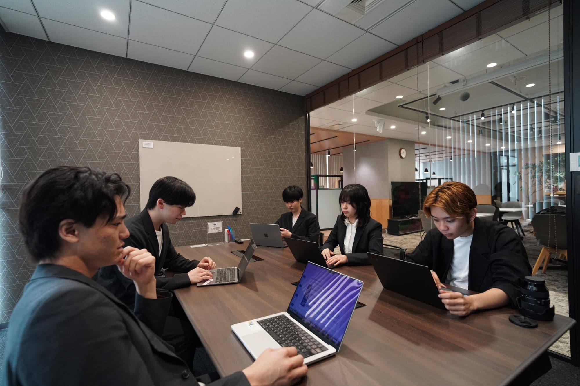 会議室でPCに向かうメンバー